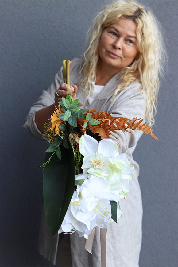 Kerta Fall, jesienny bukiet nagrobny z białych kwiatów
