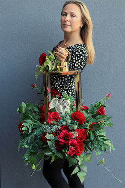 Angelo Garden Red 2, kompozycja nagrobna ze złotym lampionem, wys.62cm  