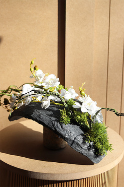 Most Pamięci Volcan, kompozycja nagrobna w misie, wym.21x44x22cm