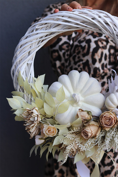 Dyniovy, asymetryczny jesienny wianek z dyniami