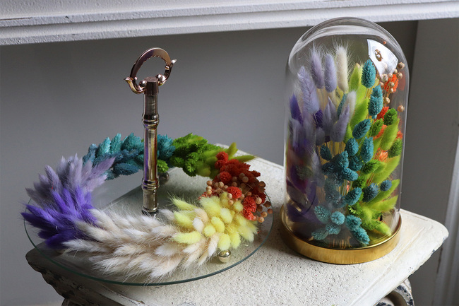 Tęczowy Susz, dekoracja wielkanocna pod kloszem