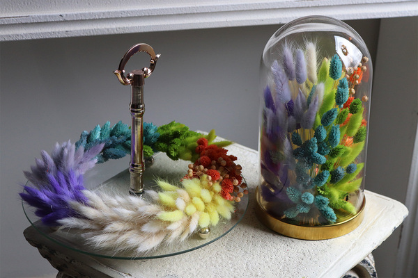 Tęczowy Susz, dekoracja wielkanocna pod kloszem