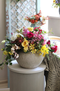 Summer Vibe, kompozycja kwiatowa w energetycznych kolorach, wym.54x70x30cm