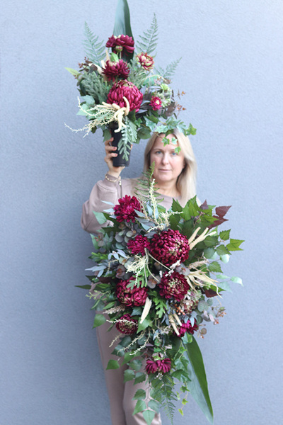 Bordo Chryzantemy, bukiet nagrobny we wkładzie