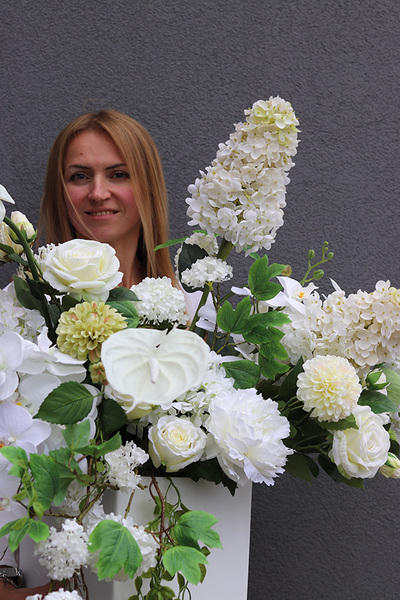 Rozdroże Biel, kompozycja kwiatowa w donicy fiberglass