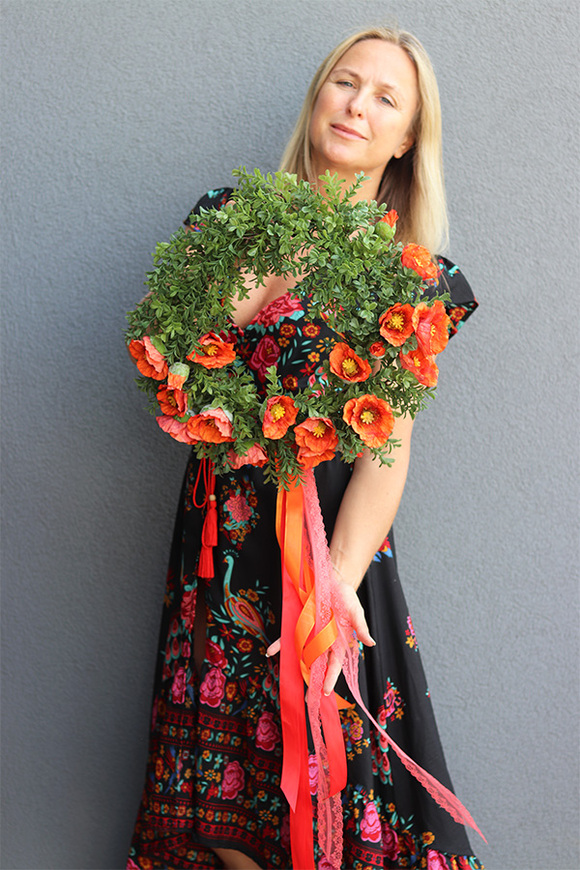 Makowa Panienka, asymetryczny wianek z makami