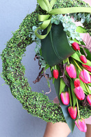 Tulipany Red, wieniec nagrobny z czerwonymi kwiatami