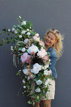 Andria Longia, kompozycja kwiatowa na długi stół, wym.32x120cm 