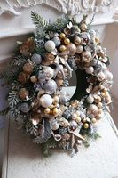 Ozłocony, świąteczny wianek na drzwi