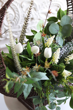 Aurelia Fatime, wiosenna dekoracja kwiatowa, wym.50x60x30cm