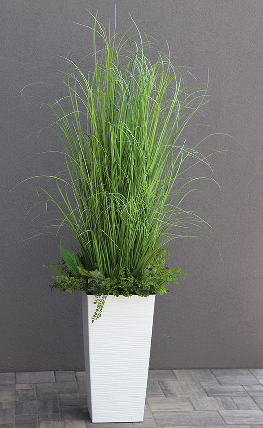 Anna Modern White 2, kompozycja z traw w dłutowanej donicy, wys.160cm