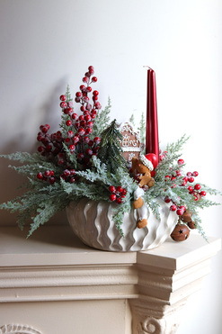 OD RĘKI Słodki Domek, stroik świąteczny z piernikowym ludkiem, wym.40x50x46cm