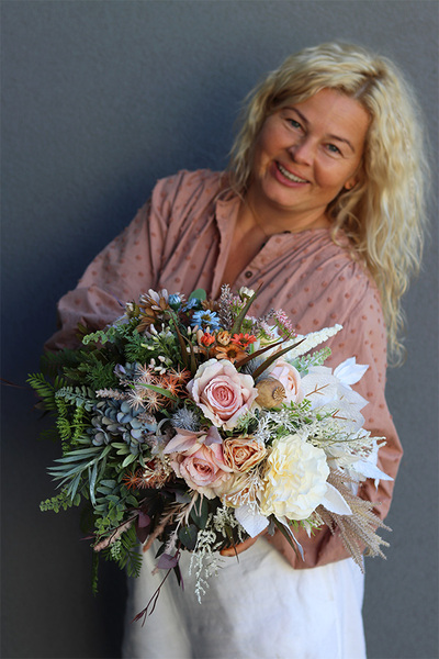 Początek Jesieni, kompozycja kwiatowa w złotej misie