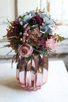 Jasmina Neo, kompozycja kwiatowa z w szklanym wazonie, wys.37cm 