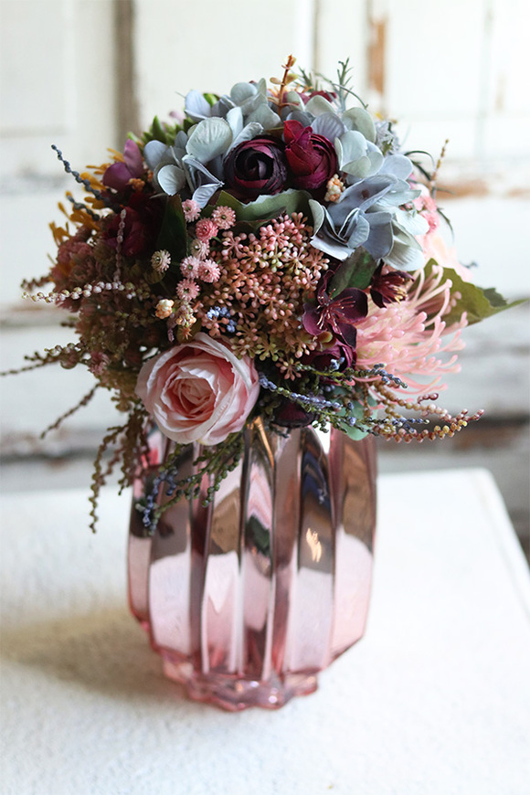 Jasmina Neo, kompozycja kwiatowa z w szklanym wazonie, wys.37cm 