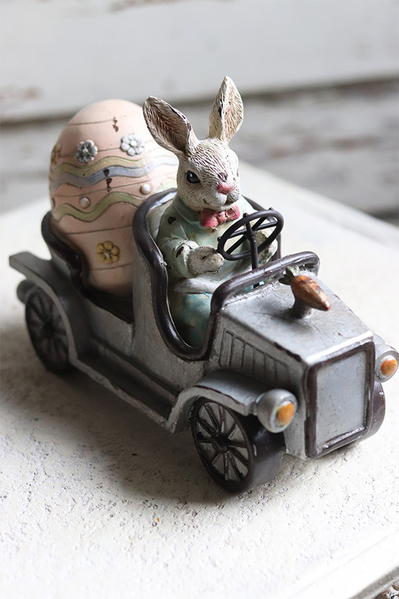OD RĘKI Automobil B, figurka zając królik auto Wielkanoc, wym.15x20x9cm