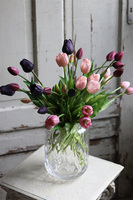 Klarata, bukiet gumowych tulipanów w szklanym wazonie, wys.52cm