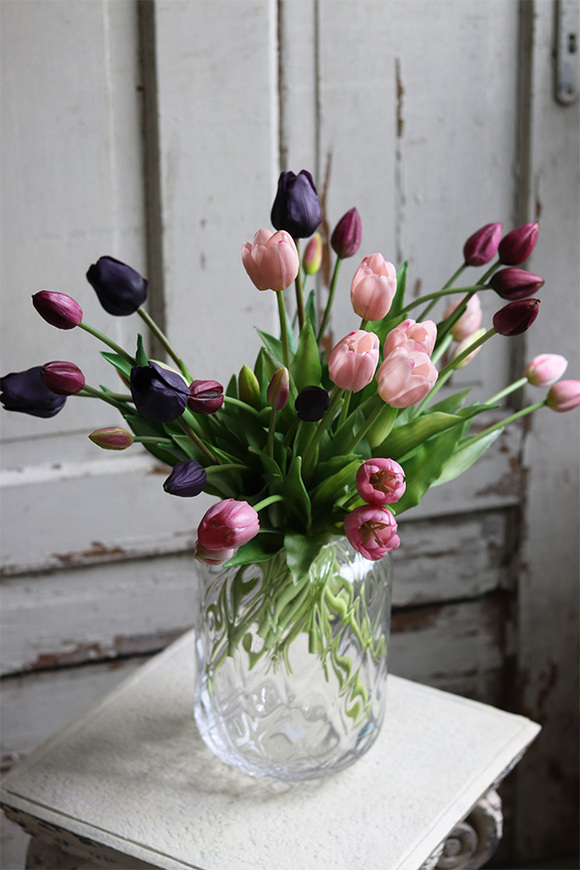 Klarata, bukiet gumowych tulipanów w szklanym wazonie, wys.52cm