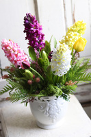 Bellania, kompozycja z hiacyntów i tulipanów, wys.40cm 