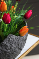 Tulippe Volcan, kompozycja nagrobna w misie