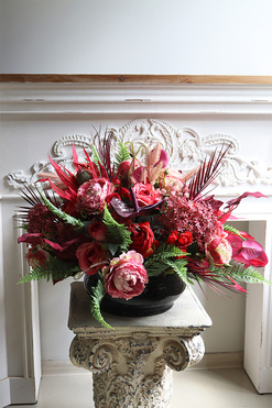 Czerwona Poezja, kompozycja nagrobna w misie, wym.47x75cm 