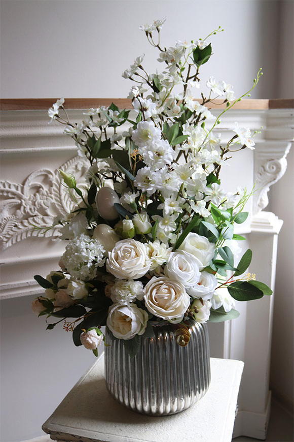 Easter Hotels, dekoracja wielkanocna w srebrnym naczyniu