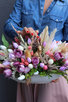 Easter Home, stroik wielkanocny z zającem i tulipanami