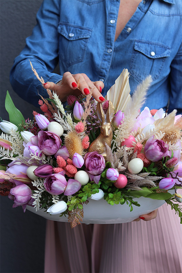 Easter Home, stroik wielkanocny z zającem i tulipanami