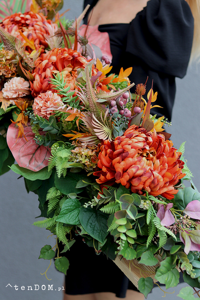 Dacja Fall, girlanda nagrobna na desce