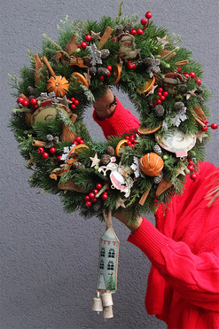 Domeczek, świąteczny wianek z suszem i zawieszką, śr.45cm