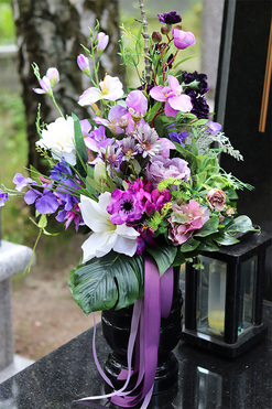 Hellina, bukiet nagrobny z fioletowych kwiatów, dł.75cm