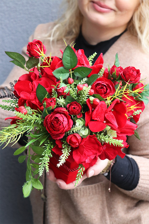 Miłosna, czerwony flowerbox na walentynki