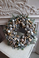 Ozłocony, świąteczny wianek na drzwi