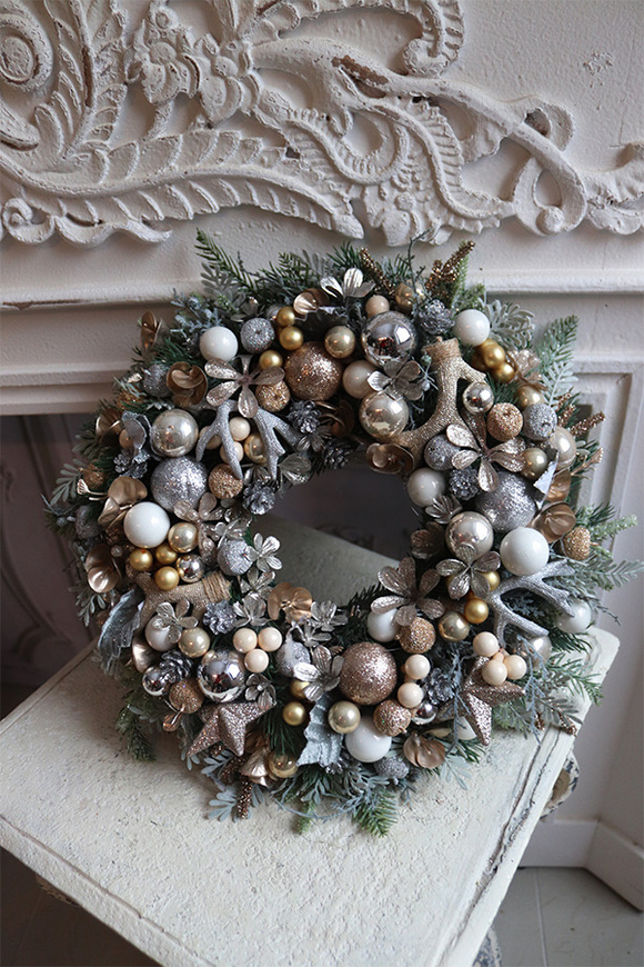 Ozłocony, świąteczny wianek na drzwi