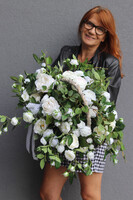 Białe Dni, kosz z białymi różami