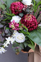 Ruberia Maxi, nagrobny bukiet z bordową chryzantemą