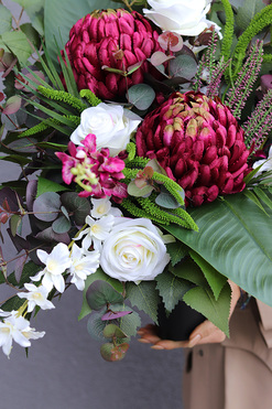 OD RĘKI Ruberia Maxi, nagrobny bukiet z bordową chryzantemą, dł.53cm