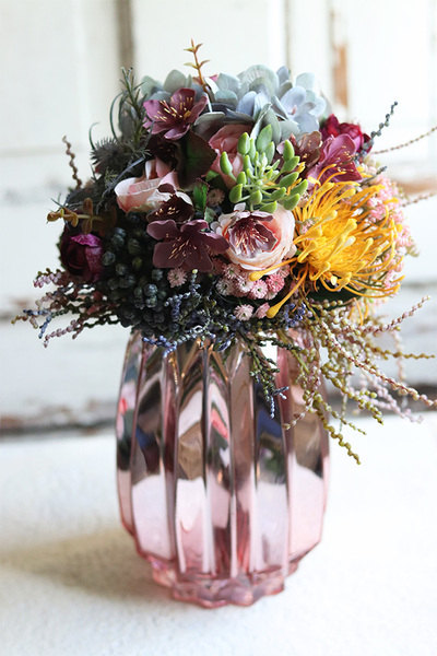 Jasmina Neo, kompozycja kwiatowa z w szklanym wazonie, wys.37cm 