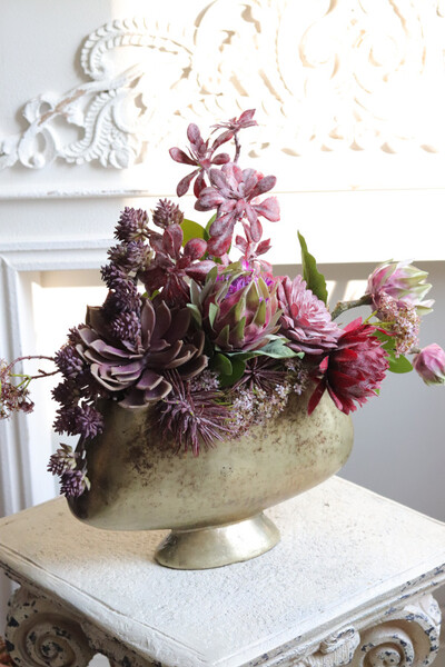 Olivina Kristi 3, kompozycja sukulenty w złotym pucharze