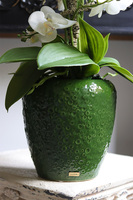 Belia Green, biały sztuczny storczyk w zielonej donicy