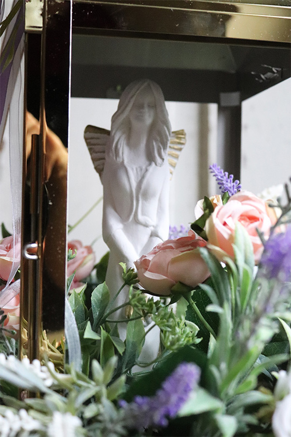 Angelo Lavender Garden, kompozycja nagrobna ze złotym lampionem, wys.65cm