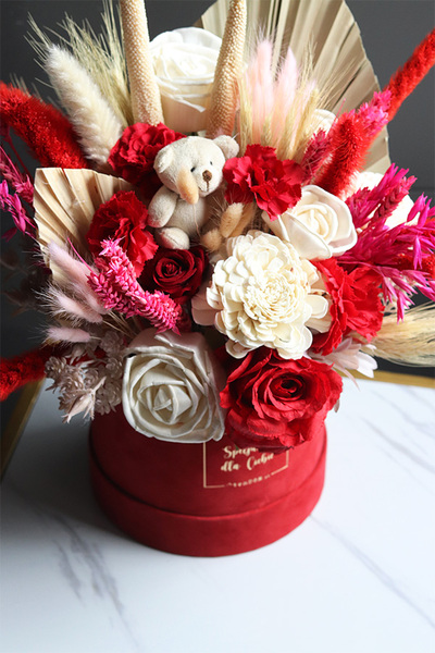 Miłosny Miś, flowerbox kwiatowy na walentynki