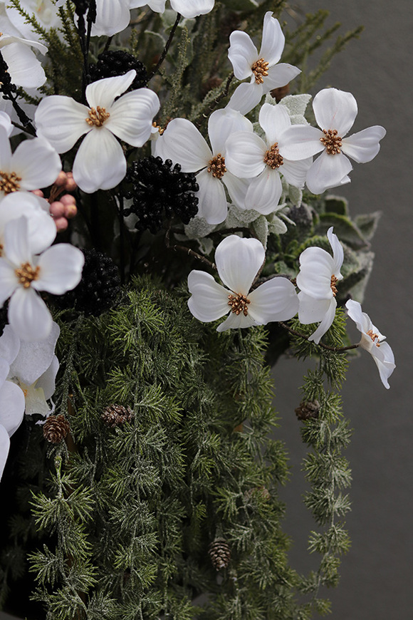 Gold&Black Christmas, zimowa dekoracja w donicy na stojaku