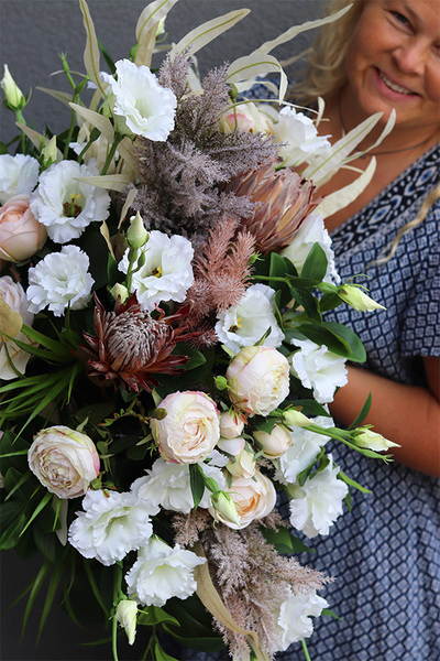 Bianca Hampton, kompozycja kwiatowa w naczyniu