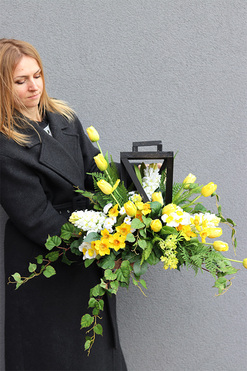 Angelo Floresa Amira, kompozycja nagrobna w lampionie, wys.40cm