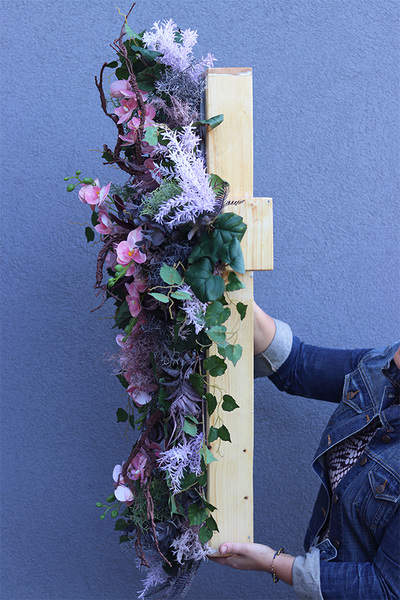 Anturium Krzyż Pamięci Wood, elegancka kompozycja nagrobna