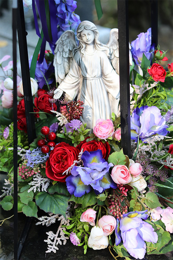 lampion nagrobny z kwiatami