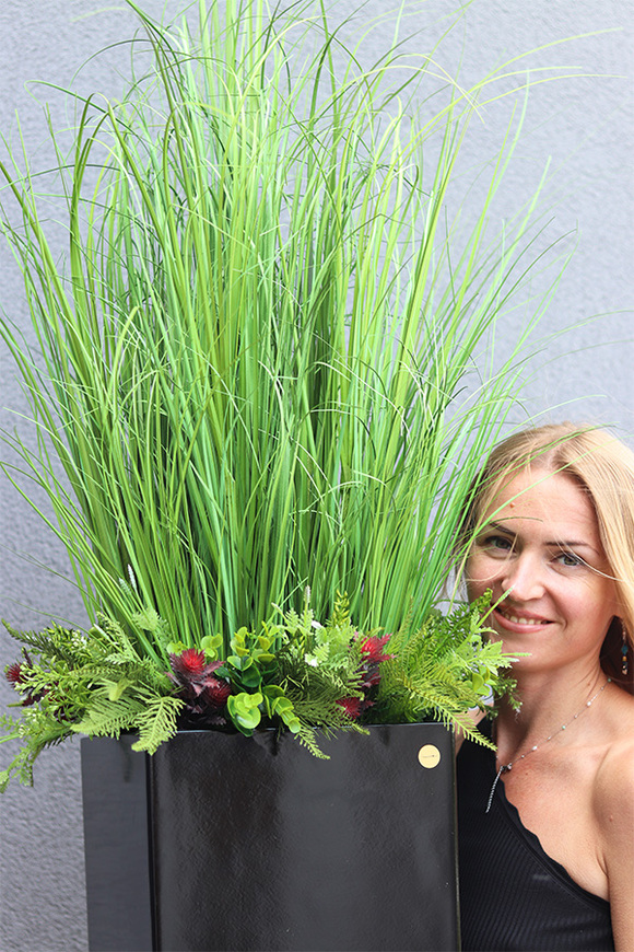 Verdana Black Extra, trawy w czarnej donicy fiberglass