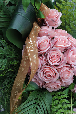 OD RĘKI Kalipso Pink Roses, biała wiązanka nagrobna, dł.110cm 