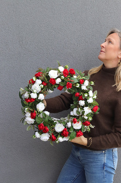 Teraz Polska, wianek z białymi kwiatami, śr.42cm 